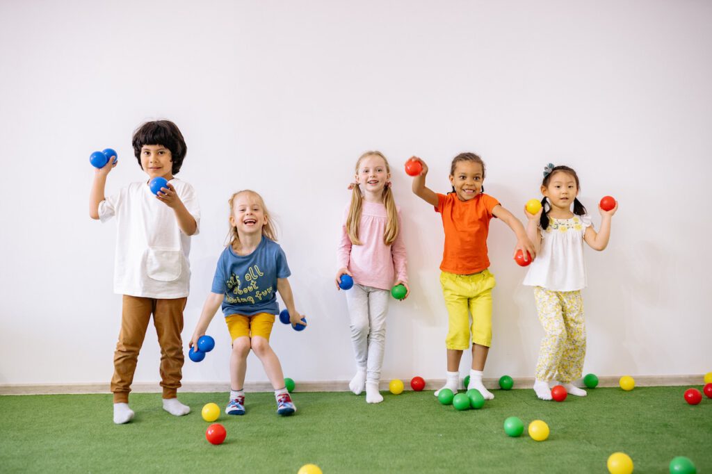 kinderen spelen met ballen