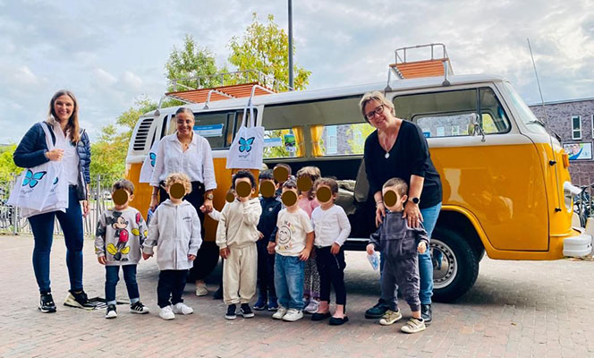 taalbus met voorschoolkinderen