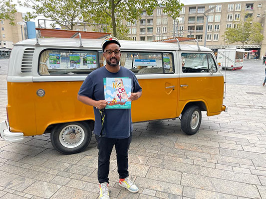 taalbus met Mo Hersi