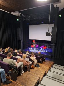 Taalambassadeur Mo Hersi introduceert de documentaire Taalbouwers